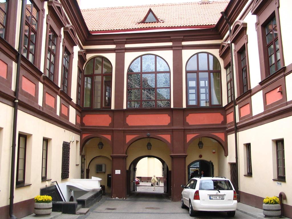 36. Pociejų rūmų vidinis kiemas su arkin