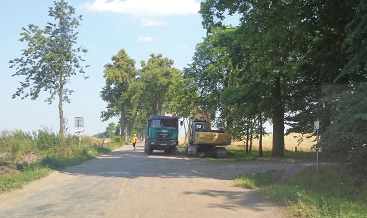 pieszo-rowerowych, zatok autobusowych, zjazdów indywidualnych i publicznych; remont rowów; zastosowanie elementów spowolnienia ruchu; roboty wykończeniowe;