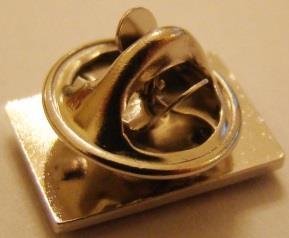 1 cm, kształt - wzór logo PŁ, materiał metal i żywica, zapięcie pin, w ośmiobocznym, plastikowym