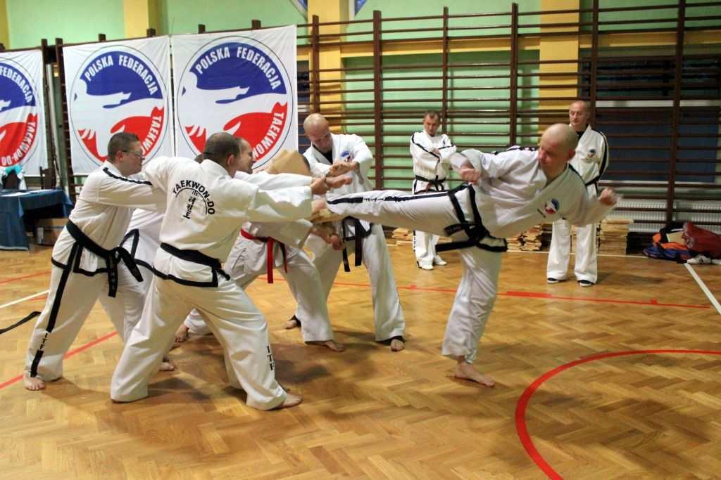 Do 11 roku życia dzieci trenują Taekwon-do bez walki sportowej kontaktowej. Poznają tylko elementy techniczne oraz poprawiają swoją sprawność fizyczną.
