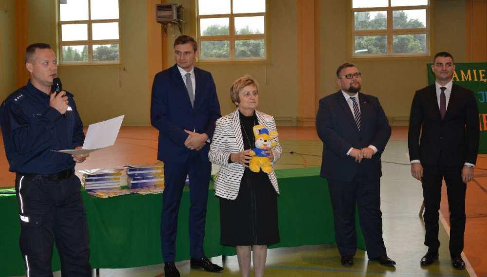 Najlepsze prace zostały opublikowane w książeczce PIERWSZAKI profilaktycznej publikacji opolskiej policji. 10 000 egzemplarzy trafiło już do dzieci w całym województwie.