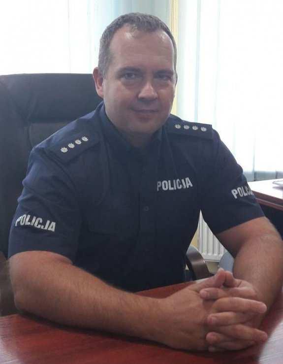 Ta rozmowa z policjantem była na wagę życia Komendant namysłowskiej Policji uratował niedoszłego samobójcę. Mężczyzna stał na zewnętrznym parapecie okna i groził, że wyskoczy. Nadkom.