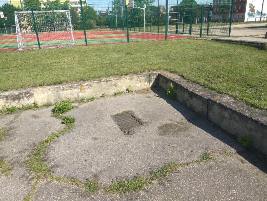 20cm na przemian zakotwionych pod kątem zaprawą montażową i