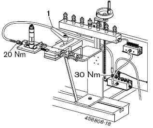 3.1.3 Podłączanie przewodu wysokociśnieniowego Rys. 24: Podłączanie przewodu wyskociśnieniowego Podłącz przewód wysokociśnieniowy (poz.