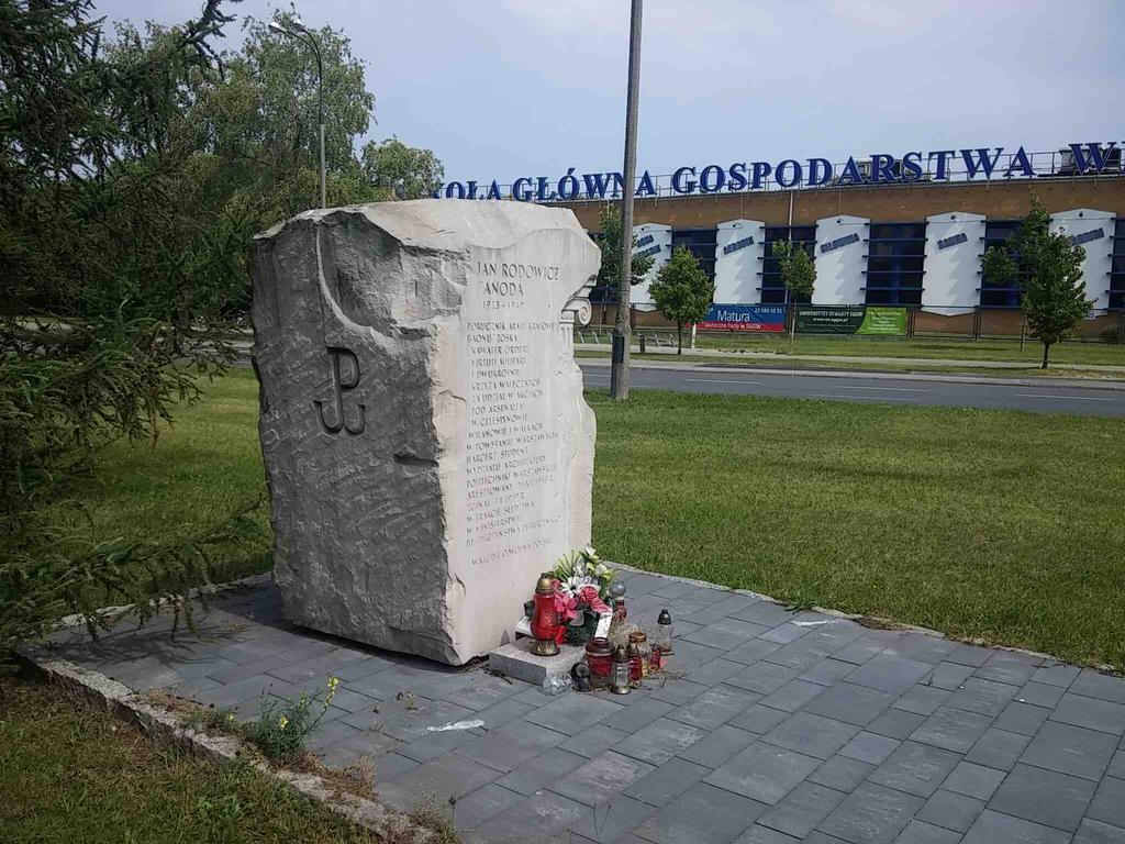 Srebrnym Virtuti Militari. Pomnik Jana Rodowicza Anody, odsłonięty 7 marca 2013 r. znajduje się na ulicy jego imienia- pomiędzy jezdniami na wysokości ul. Ciszewskiego. Tablica w Lesie Kabackim- ul.
