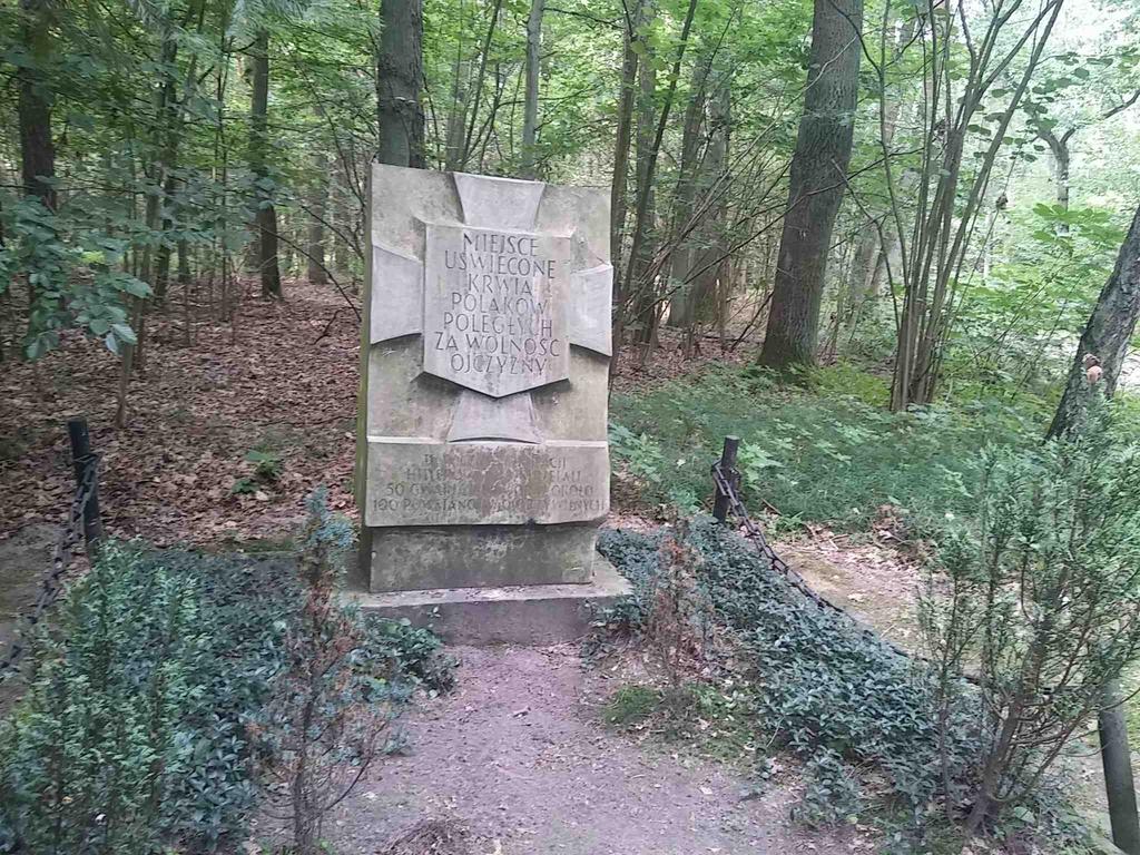 Tablica memorialna upamiętniająca więźniów politycznych, w tym żołnierzy Armii Krajowej, pomordowanych w latach 1945-1956 na terenie Wyścigów Konnych na Służewcu przęsło muru otaczającego