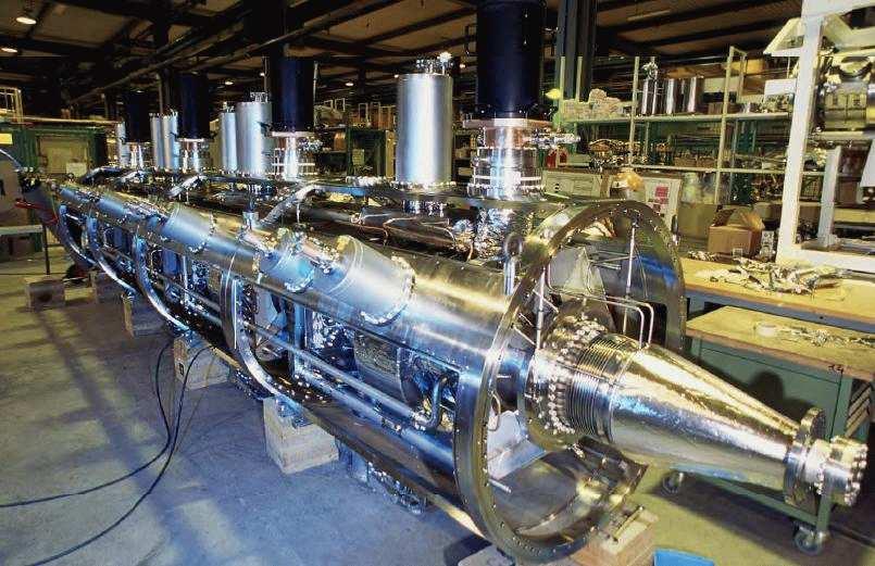 Akceleratory Wnęka rezonansowa w LHC Częstość pracy 400MHz Łacznie 16 wnęk, 8 wnęk na wiazkę Napięcie