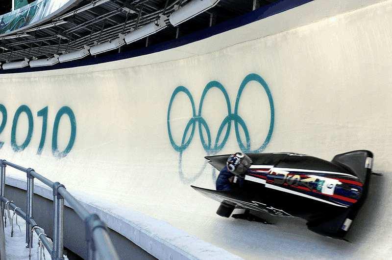 To tak jak tor lodowy działa na bobslej: Tory czastek rejestrowane w komorze