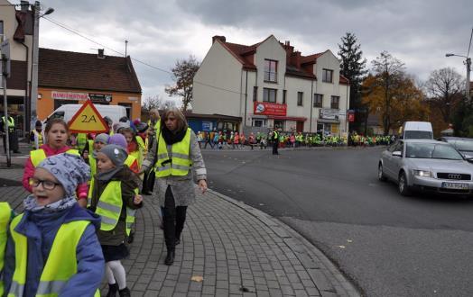 naszego miasta, którym przekazali własnoręcznie wykonane odblaski a także nagrano wywiad, który pani Dyrektor udzieliła radiu WAWA.