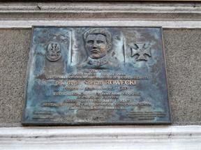 Niewielu mieszkańców wie, że w tym budynku mieszkał w latach 1930-1935 ppłk dypl. Stefan Rowecki. Był on wtedy dowódcą 55 Poznańskiego Pułku Piechoty.