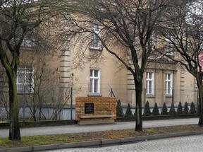 Napis na tablicy brzmi: "Torturowanym i pomordowanym Polakom w latach 1939-1945 w siedzibie aresztu Gestapo w hołdzie młodzież ZSMP miasta Leszna., maj 1980".