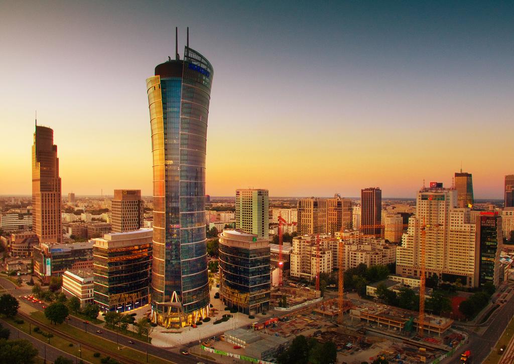RYNEK BIUROWY 017 Warszawa jest najważniejszym ośrodkiem gospodarczym, i siedzibą licznych polskich i międzynarodowych korporacji oraz władz państwowych.