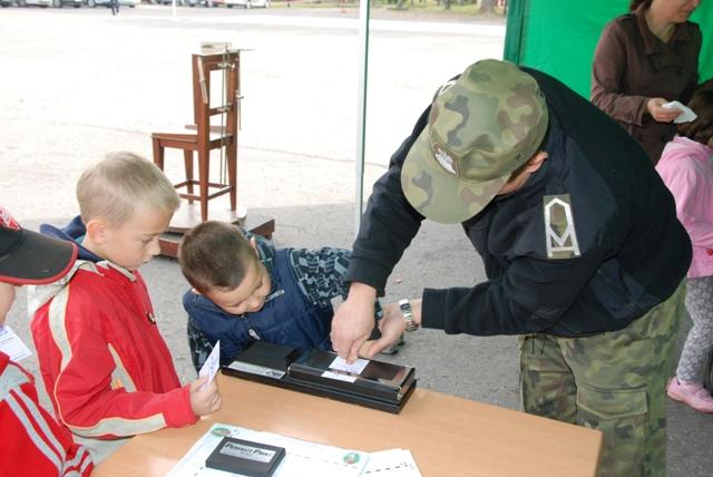 Daktyloskopowali technicy kryminalistyki.