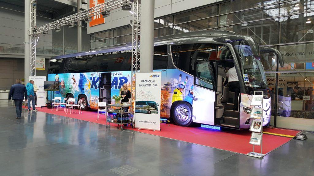 testowymi. Na sam koniec jeszcze napiszę ciekawostkę. Trzy autobusy, które były prezentowane na XII targach Trans Expo w Kielcach należały do Poznańskiego Tour Operatora firmy Oskar.