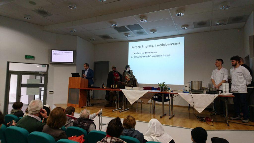 prezentacji podczas imprezy. Zwykle mając w tyle głowy inne tego typu imprezy spodziewałem się sztywnej, pełnej marketingowej gadki prezentacji produktów.