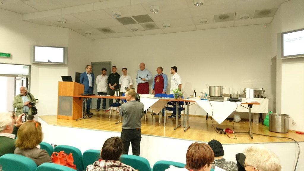 miałem niedosyt. Po godzinie 12 odbył się obiad PrezydenckoRektorski. Gotowali dla nas JM Rektor UMK Prof. dr.hab.