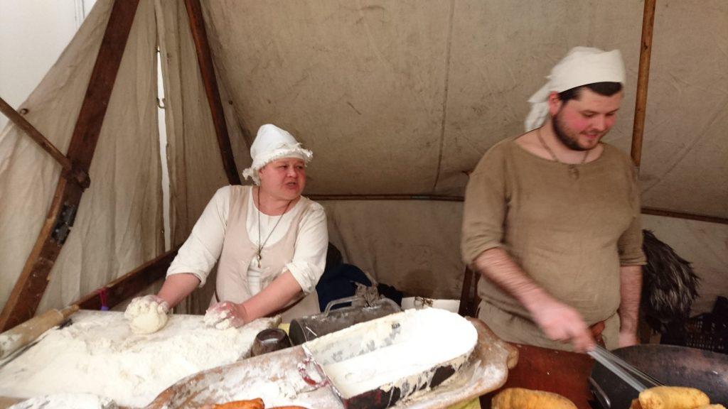 spektakularne nazwy. Fjut na ruchance (zdjęcia brak) to nic innego jak połączenie maślanki z miodem, mówię wam co za niesamowita kompozycja smaków podawane jest to na takim drożdżowym placuszku.