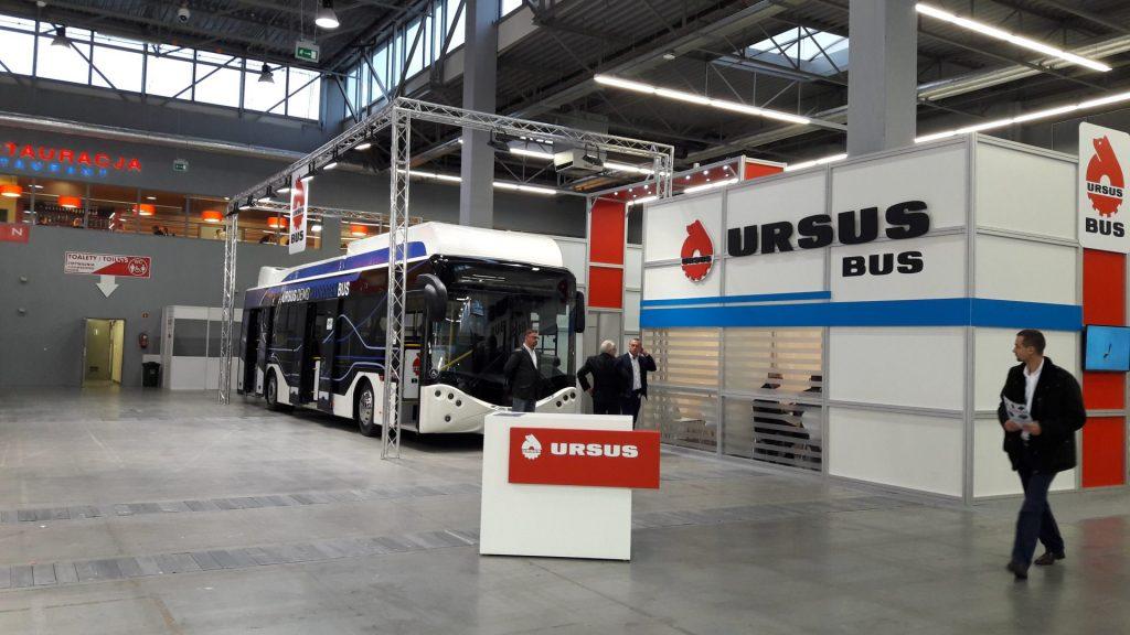 zewnątrz hali były też wystawione pojazdy ISUZU