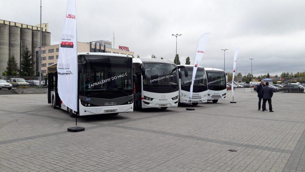 ISUZU także pokazało wersje turystyczne swych modeli.