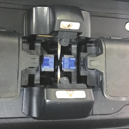 ROZDZIAŁ VII WYMIANA 更换电极 ELEKTROD AKTYWACJA ELEKTROD Po zakupie spawarki aktywacja elektrod nie jest