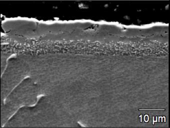 Analiza składu chemicznego na przekroju poprzecznym wykazała, że zewnętrzna podwarstwa o grubości ok. 8 µm zawiera głównie aluminium (33,2% at.