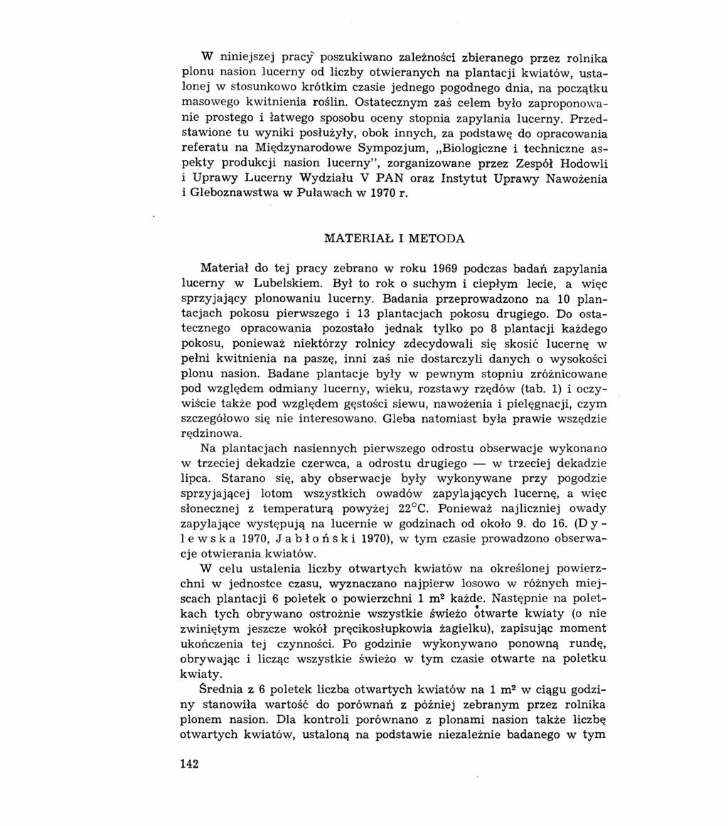 W niniejszej pracy poszukiwano zależności zbieranego przez rolnika plonu nasion lucerny od liczby otwieranych na plantacji kwiatów, ustalonej w stosunkowo krótkim czasie jednego pogodnego dnia, na