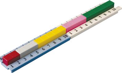 Zestaw można łączyć z zestawem "Liczbowe patyczki #1028-250, w którym zamiast płytek, dziecko bawi się kolorowymi