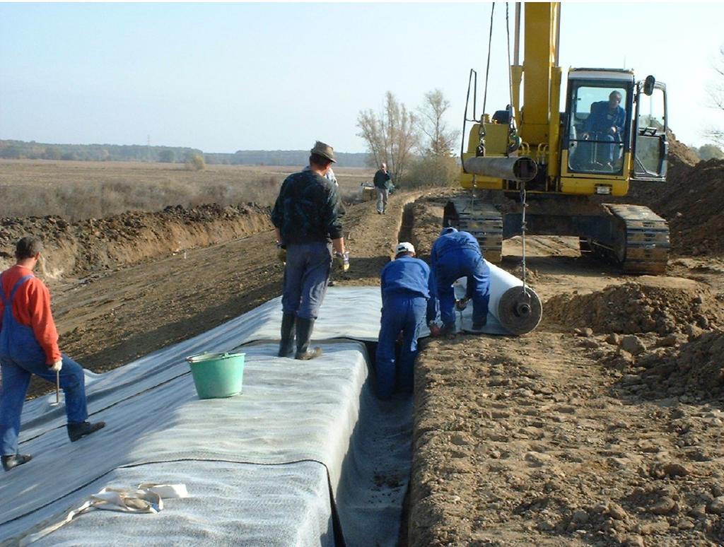 koronie skarpy jednym rzędem szpilek typu J z drutu o 8 o długości 300 mm w odstępach od 0,5 do 1,0 m. Kolejną czynnością jest rozłożenie i przymocowanie do podłoża geosiatki komorkówej 25 mm.