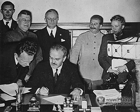 Rys. 1. Podpisanie paktu o nieagresji oraz tajnego protokołu przez Ribbentropa oraz Mołotowa w dniu 23 sierpnia 1939 roku (www.1939.pl).