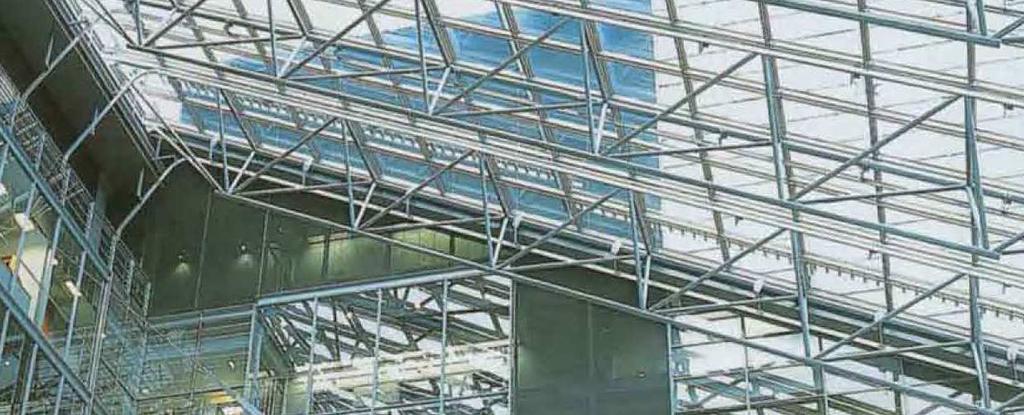 Ściany kurtynowe {1} Ściana kurtynowa przegroda architektoniczna o funkcji: 1) klimatycznej i 2) osłonowej.