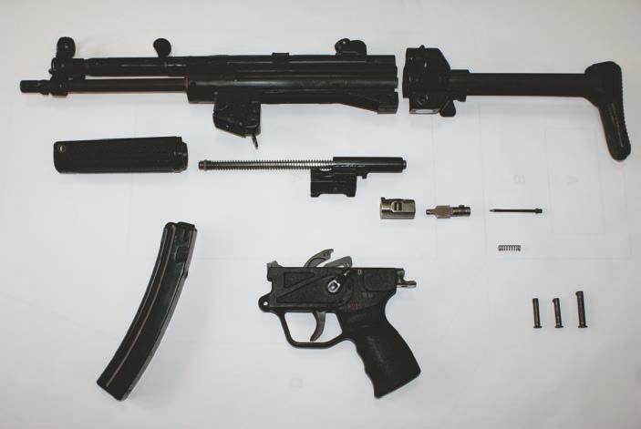 3.2. Podstawowe elementy Fot. 14. Pistolet maszynowy MP-5 A3 częściowo rozłożony 1. Komora zamkowa z lufą, mechanizmem napinającym oraz przyrządami celowniczymi. 2.