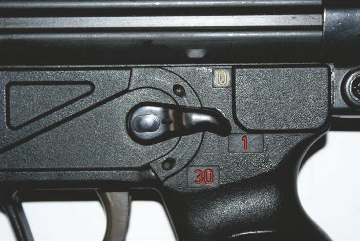 3.3. System zabezpieczenia Fot. 16. Bezpiecznik przełącznik rodzaju ognia pistoletu maszynowego MP-5 A3 Bezpiecznik skrzydełkowy w MP-5 spełnia jednocześnie funkcję przełącznika rodzaju ognia.