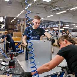 W fabryce Systemair na Litwie, instalacja wentylatorów sufitowych pozwoliła obniżyć koszty energii, zapewniając pracownikom komfortowe warunki pracy.