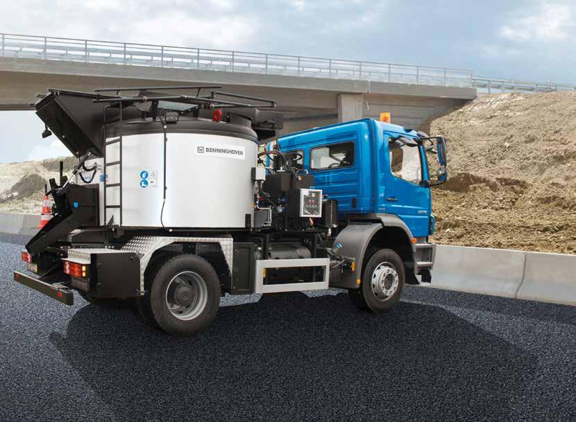 PALETA PRODUKTÓW 31 DANE TECHNICZNE TRANSORTOWY KOCIOŁ DO PODGRZEWANIA ASFALTU LANEGO (GKS) 3,5 m³ 5 m³ 5,5 m³ Pojemność (t) 1) 8 12 13 Wymiary zewnętrzne w tym zsuwnia (D x S, mm) 4150 x 2300 4350 x