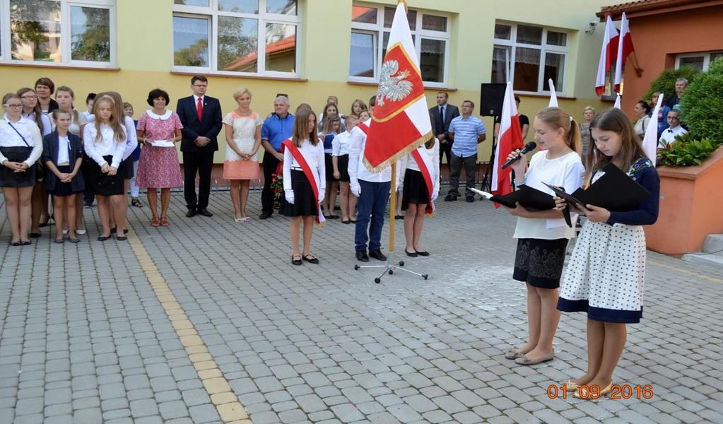 Rozpoczęcie roku szkolnego 2016/2017 W dniu 1 września 2016 roku Samorząd Uczniowski przygotował