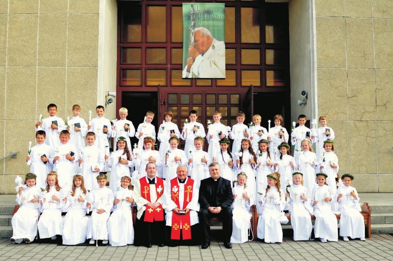 PAMIĄTKA PIERWSZEJ KOMUNII ŚWIĘTEJ Parafia p.w. Najświętszego Serca Pana Jezusa w Zawadzkiem 12 czerwca 2011 r. FOTO DAMBOŃ Modelarnia Zawadzkie v-ce Mistrzem Polski!