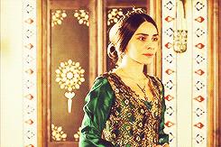 *** Do pałacu przybywa siostra zmarłego Sułtana Sulejmana, Sułtanka Humasak wraz ze swoim mężem Mehmedem Paszą.