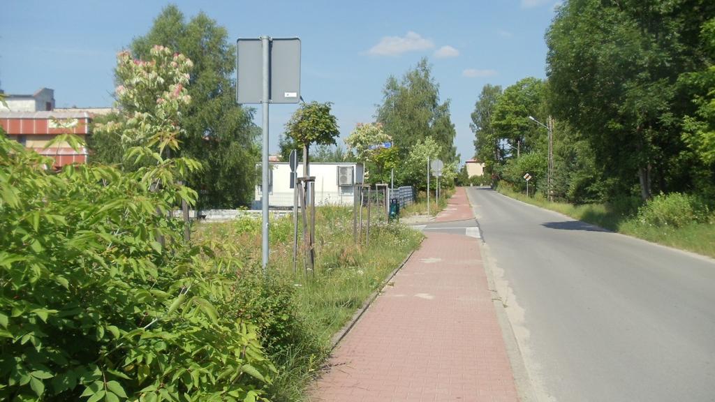 4. Bukowno - ul. Szkolna - szpaler klonów start:50.26801, 19.46376, koc:50.26748, 19.46565 droga gminna 130 m asfalt co 4 m 5m 2m klony 30 szt.