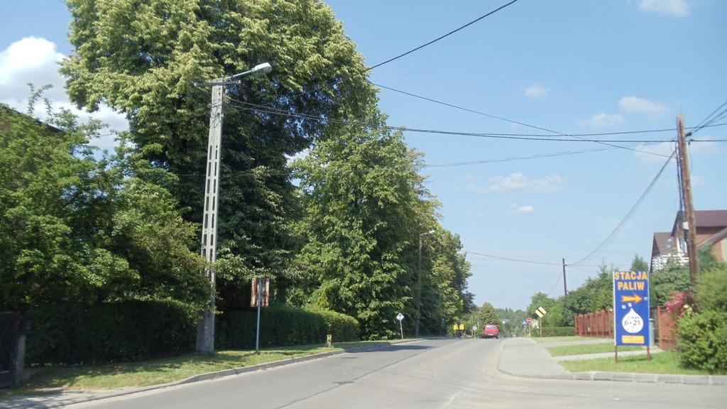 5. Bukowno - ul. Leśna - szpaler lip start:50.26997, 19.46468, koc:50.26965, 19.46566 droga powiatowa 80 m asfalt co 6 m 6m 3m lipy - 5szt. (stare drzewa alejowe rosną wśród młodszych lip (7 szt.