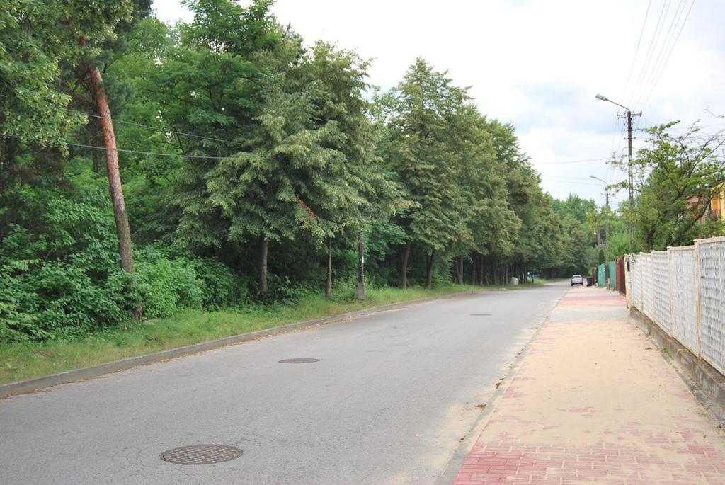 11. Bukowno - ul. Karola Miarki - szpaler lipowy start:50.26284, 19.46203, koc:50.26183, 19.45816 droga gminna 315 m asfalt co 4 m 4m 2m lipa - 52 szt., sosna - 8 szt., topola - 8 szt.