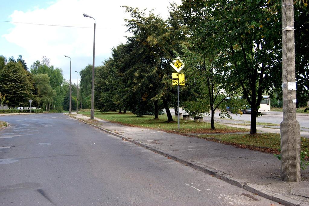 19. Bukowno - ul. Dworcowa, szpaler lipowy start:50.26476, 19.46249, koc:50.26478, 19.46365 droga powiatowa 80 asfalt, kostka betonowa 4m 6.5m 1.