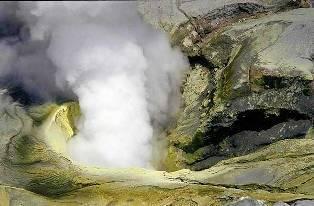 temperaturę od 100 do 300 C (para wodna, dwutlenek siarki oraz siarkowodór), towarzyszą wulkanom drzemiącym i wygasłym