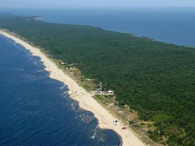 walory Podstawowe wartości przyrodniczoturystyczne regionu to: nadmorskie piaszczyste plaże i ich leśne zaplecze,