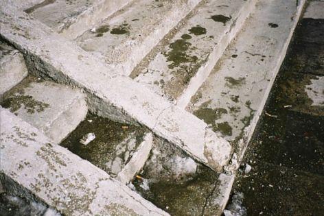 strona 2 płytki i odpadają? Jeśli przyjrzeć się bliżej fizyce zjawisk zachodzących w konstrukcji schodów, odpowiedź jest jedna: zapomina się o wilgoci!