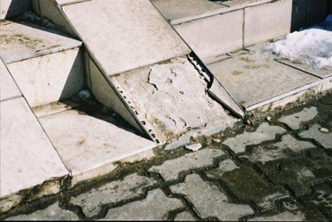 Powszechnie wiadomo, że wilgoć przemieszcza się kapilarnie w wyniku istnienia wolnych przestrzeni zarówno w gruncie czy betonie, jak i kleju czy masie fugowej.