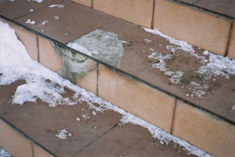 W czasie, gdy występują temperatury umiarkowanie dodatnie, para wodna i woda nie czynią żadnych szkód okładzinom schodów.