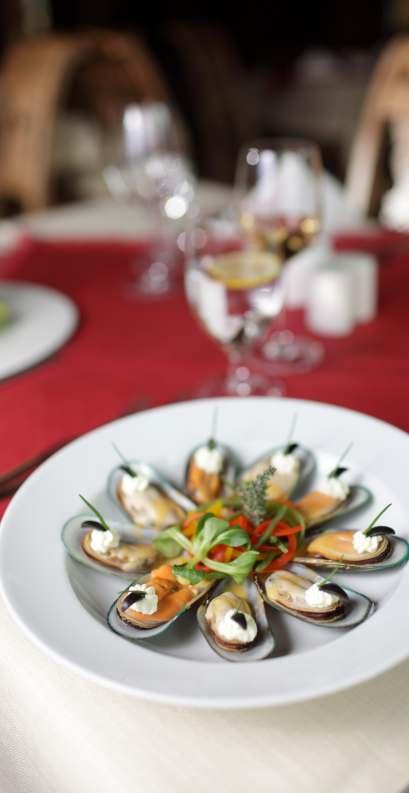 MENU SERWOWANE - 120 zł za osobę Każdy wariant zawiera kawę, herbatę i wodę mineralną. Do każdego wariantu można domówić zupę w cenie 15 zł za osobę.