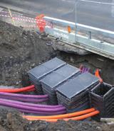 miejscach mogą być wyposażone w uchwyty do prowadzenia kabli, stopnie, wejścia dla kanałów Dostępne są pokrywy: HDPE - Klasa obciążalności A 15 betonowe (stal wypełniona