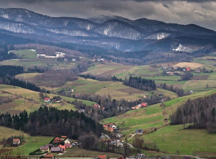 Pomiędzy grzbietami górskimi ciągną się długie, malownicze doliny rzek, z których największe to Dunajec, na granicy z Gorcami, oraz Poprad rozdzielający dwa główne pasma Jaworzyny i Radziejowej.