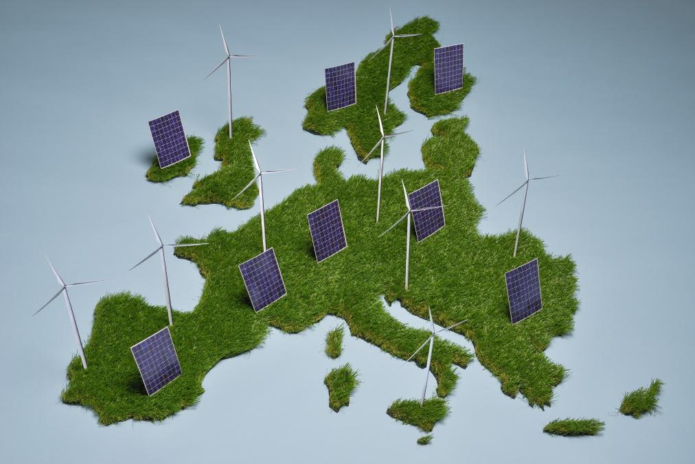 EU AIMS AT ENERGY TRANSITION Question of the future energy mix Unprecedented development of the EU Energy and Climate policies Source: EC Audiovisual Service, European Union, 2015 Photo:
